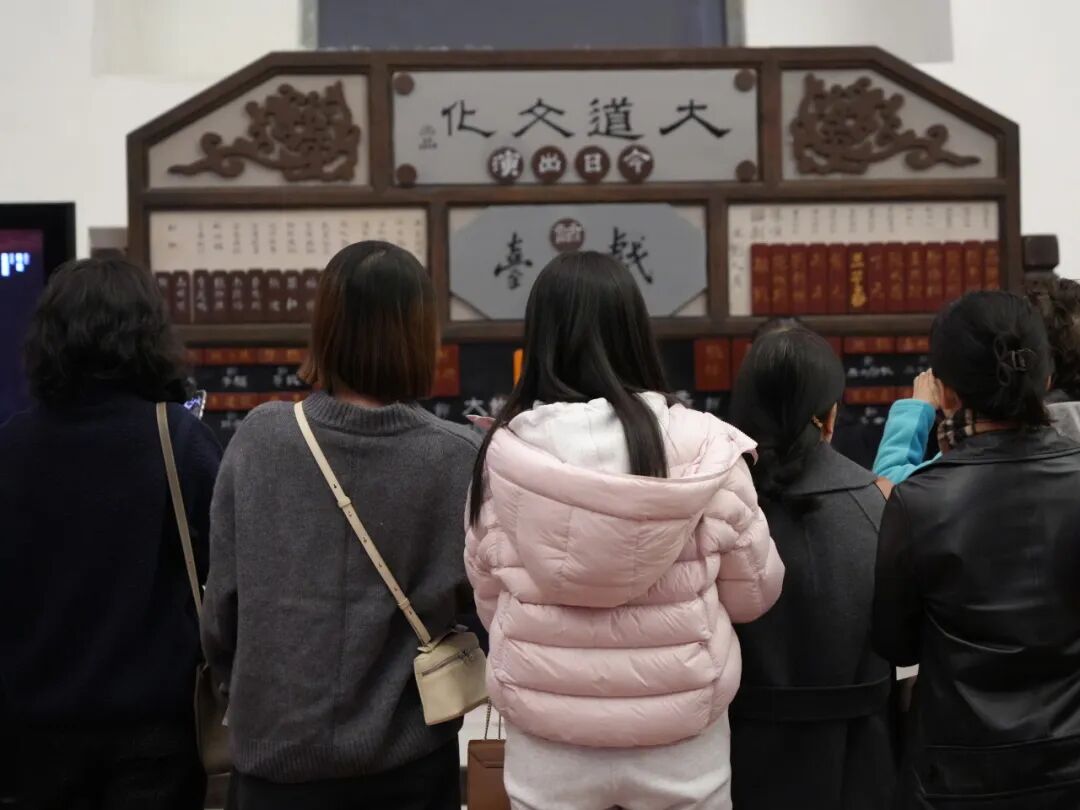 
	《戯臺》重庆站｜山城处处，皆是戏台
