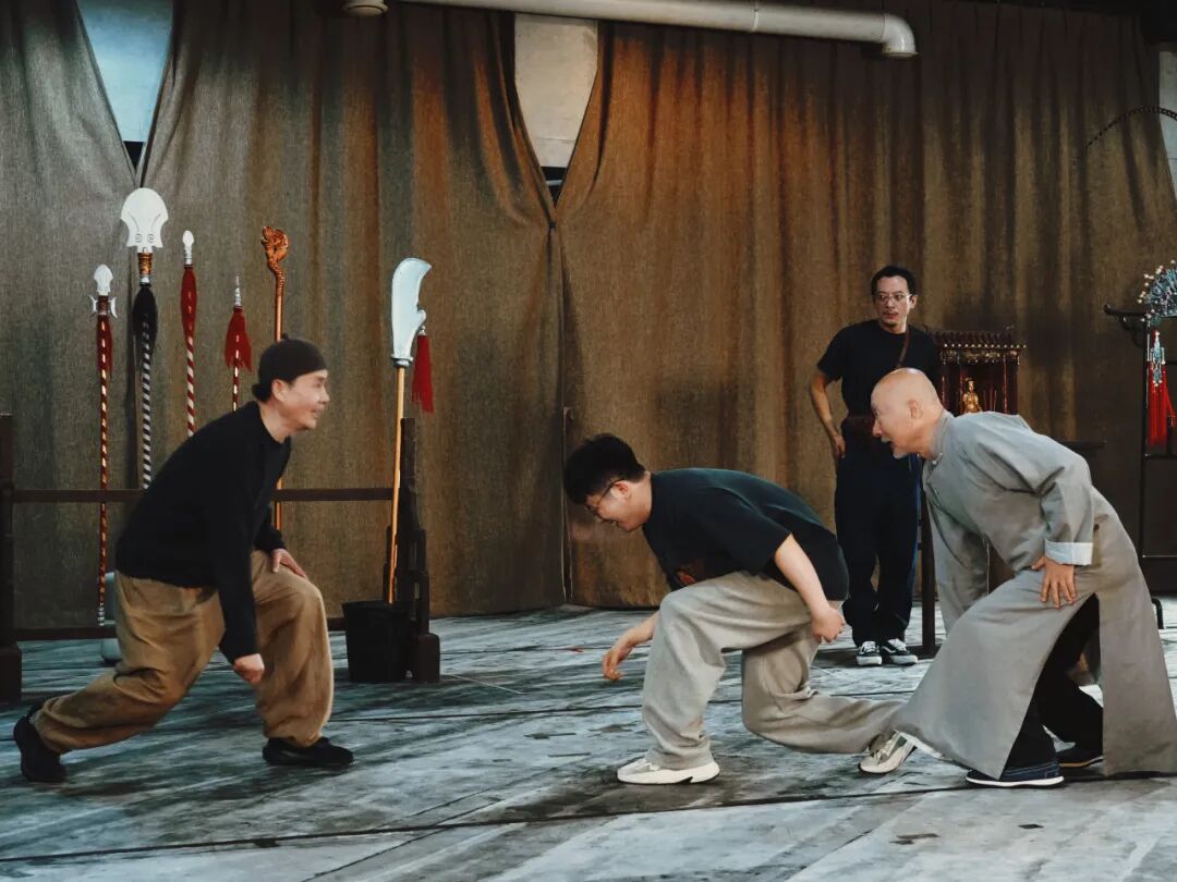 
	“这座全都卖出去了”！那就准备开演吧……
